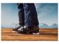 Des chaussures de ski et un pantalon bleu avec la technologie Recco.