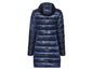 Une veste matelassée bleu foncé à capuche.