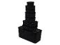 Une pile de contenants de rangement noirs, certains avec des couvercles.
