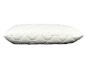 Oreiller blanc matelassé avec motif ondulé sur fond blanc.