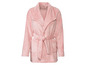 Une robe de chambre rose avec une ceinture.