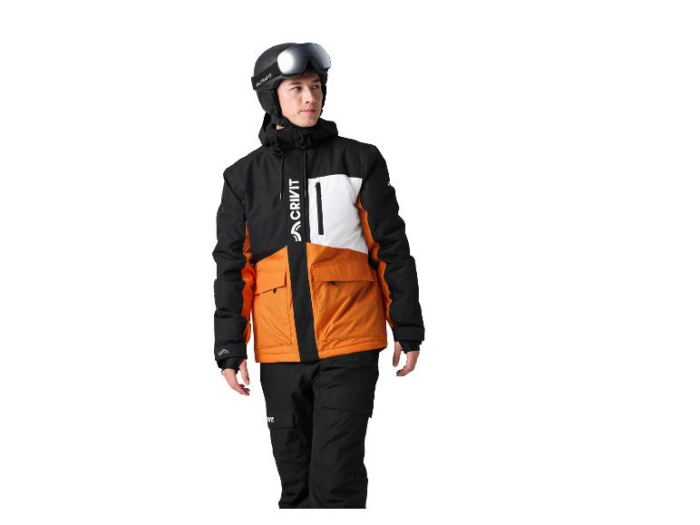 Homme en veste de ski noire, orange et blanche et pantalon de ski noir