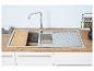 Évier de cuisine en acier inoxydable avec deux bacs, robinet et plan de travail en bois.