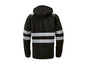 Une veste softshell noire avec des bandes réfléchissantes.