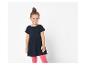 Une fille portant une robe noire avec des leggings roses.