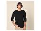 Homme en t-shirt noir à manches longues, pantalon beige et bob noir.