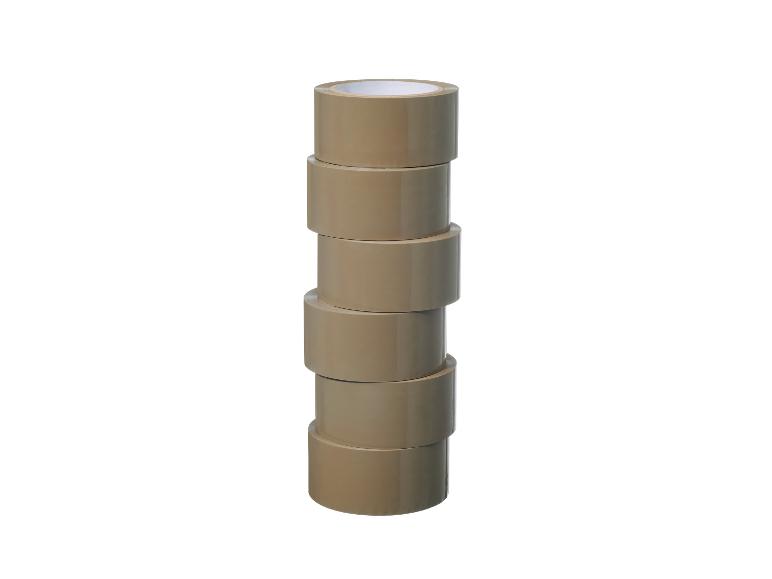 Pile de six rouleaux de ruban adhésif d'emballage marron sur fond blanc.