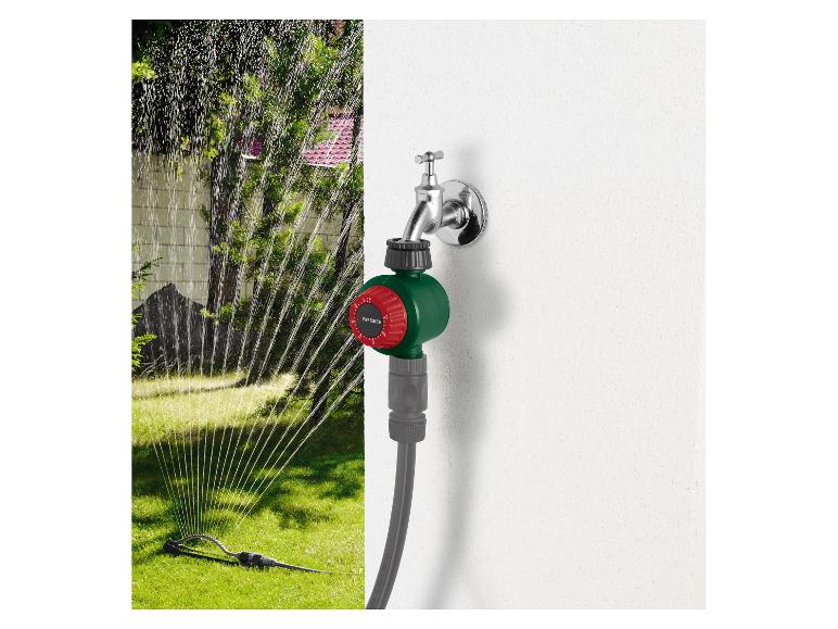 Minuteur d'arrosage PARKSIDE connecté à un robinet, avec un arroseur arrosant une pelouse en arrière-plan.