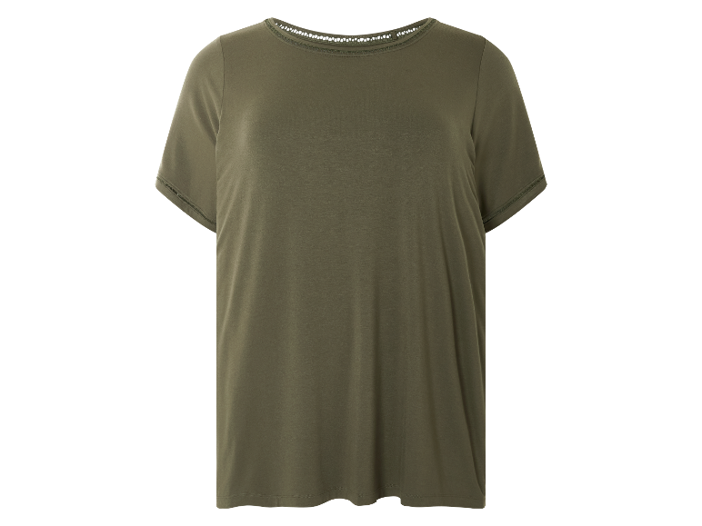 Un t-shirt vert olive avec des détails en dentelle au niveau de l'encolure.