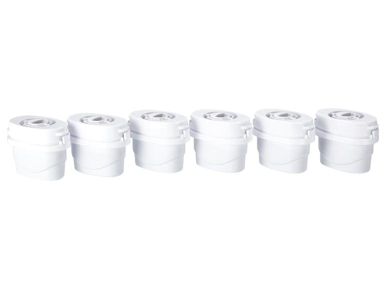 Six filtres à eau blancs pour machine à café ou bouilloire, alignés.