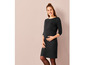Une femme enceinte porte une robe noire longue décontractée.