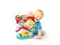 Un bébé joue avec une maison de jeu Clementoni Disney Baby.
