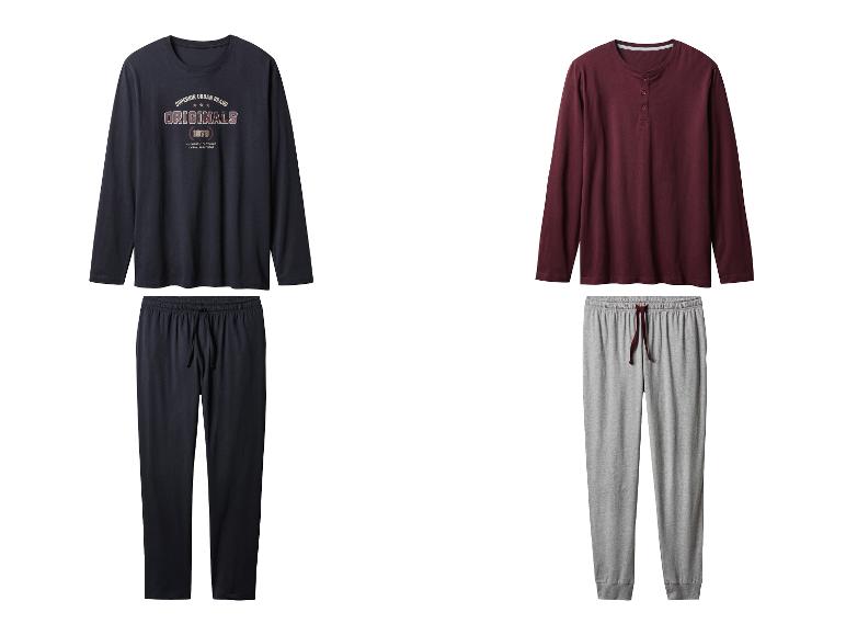 Deux ensembles de pyjama: un bleu marine avec imprimé 'ORIGINALS' et un bordeaux avec pantalon gris.