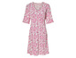 Une robe midi blanche à imprimé floral rose.