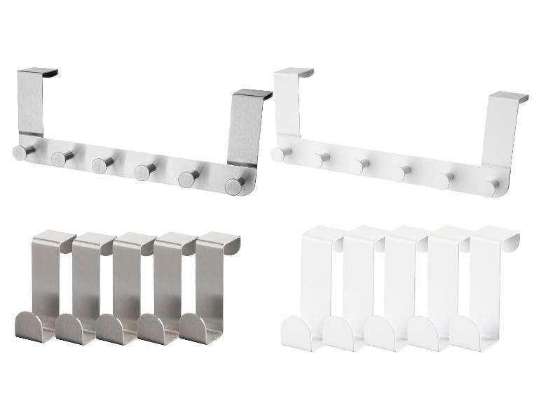 Deux patères de porte en acier inoxydable et deux blanches, certaines à cinq crochets, d'autres individuelles.