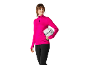 Femme en haut de sport rose et pantalon noir tenant un casque de ski blanc.