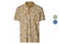 Polo à manches courtes avec motif de feuilles tropicales beige et blanc.