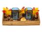 Deux verres bleus et décorations d'automne dans un plateau en bois.