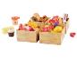 Jouets en bois en forme d'aliments dans des caisses en bois.