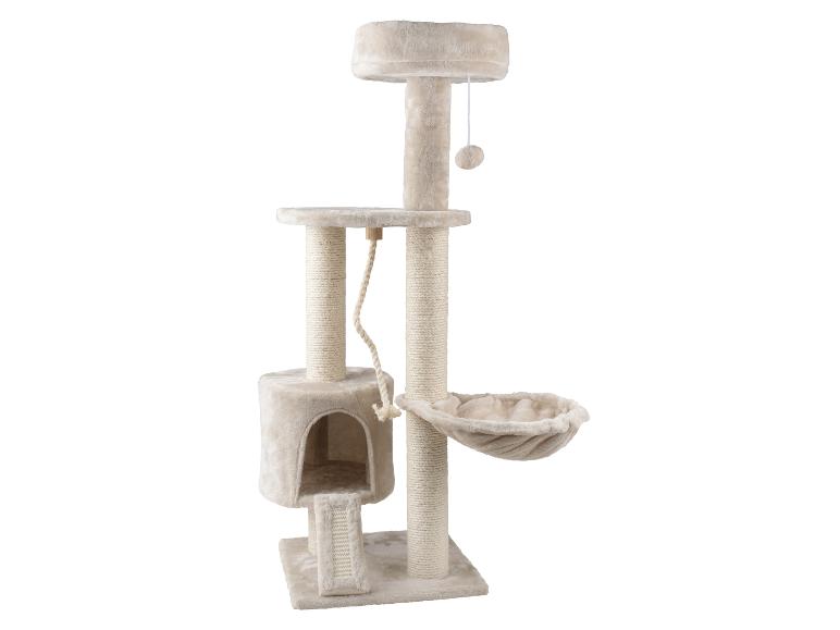 Arbre à chat beige avec plusieurs niveaux, une grotte, un hamac et des jouets suspendus.