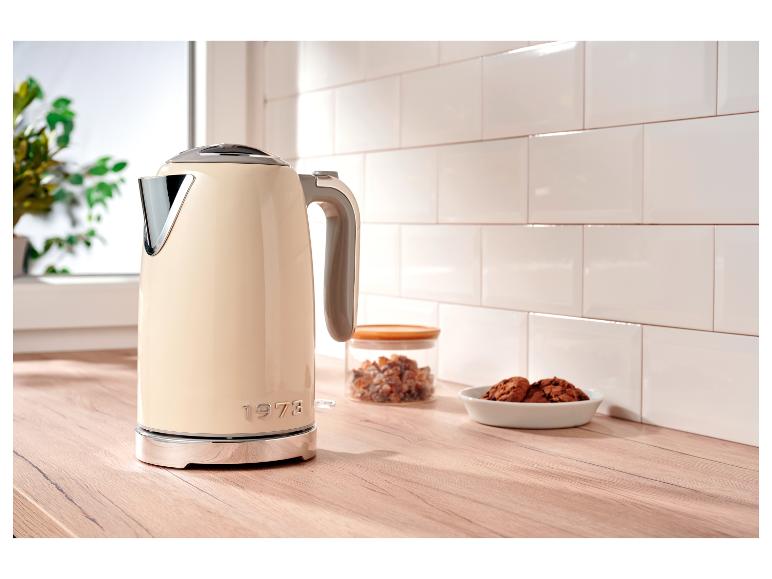 Bouilloire rétro 1973 sur un plan de travail de cuisine.