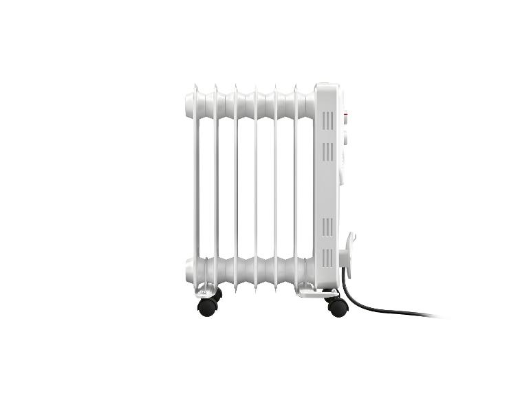 Radiateur électrique à bain d'huile blanc à six éléments et roulettes, sur fond blanc.