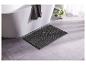 Un tapis de bain gris dans la salle de bain.
