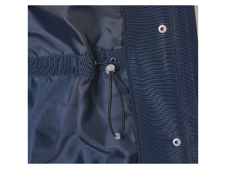 Fermeture à cordon sur une veste bleu marine.