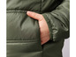 Gros plan sur une veste verte avec une main dans la poche.