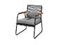 Fauteuil de jardin noir avec dossier tressé, accoudoirs en bois et coussins gris.