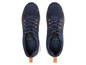 Deux baskets bleues avec des accents orange