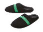 Une paire de pantoufles Parkside noires avec une bande verte.