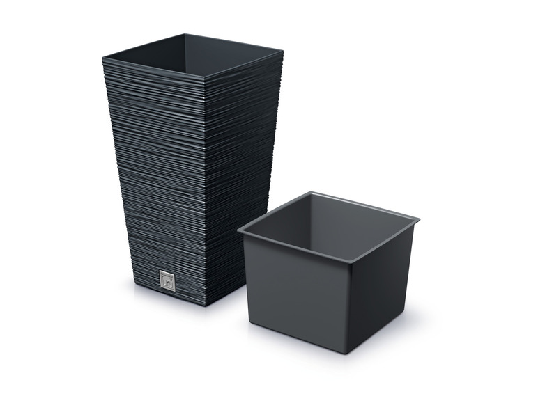 Deux pots de fleurs noirs, un haut à nervures et un carré bas.