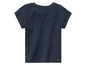 Un t-shirt bleu marine à manches courtes.