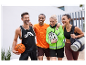 Quatre amis souriants portent des vêtements et des articles de sport.