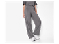 Pantalon et t-shirt gris foncé confortables.