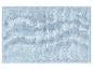 Un tapis de bain bleu clair avec une texture douce.