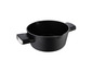 Une casserole noire avec deux poignées.