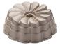 Moule à bundt doré avec un motif floral et une texture granuleuse.