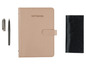 Un carnet beige, deux stylos et un chiffon en microfibre noir.