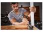 Un homme utilise une clé universelle pour assembler un meuble.