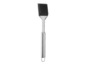 Une brosse à barbecue en acier inoxydable avec des poils noirs.