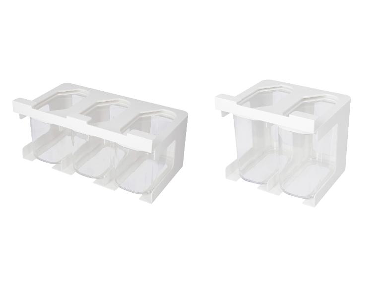 Deux porte-épices blancs avec des récipients transparents.