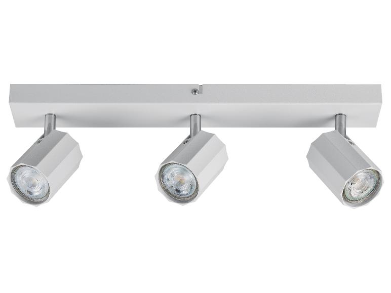 Spot de plafond à trois lumières orientables.