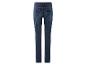 Un jean bleu foncé pour femme.