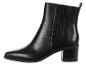 Bottines noires à talon.