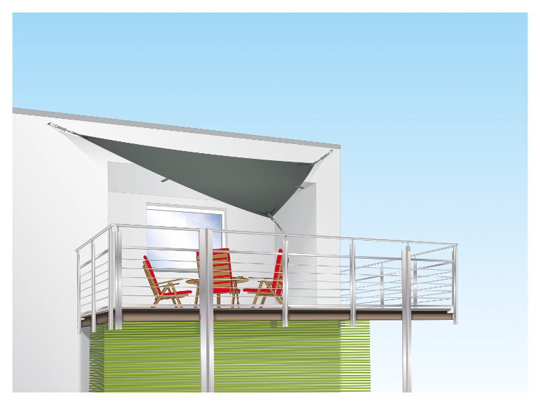 Un balcon avec un store banne, une table et des chaises.