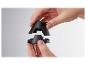 Deux pièces noires d'un accessoire pour appareil photo sont assemblées.