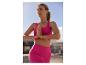 Haut et leggings de sport rose vif pour une séance de yoga en plein air.