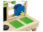Une cuisine en bois pour enfants avec deux éviers verts et un robinet bleu.